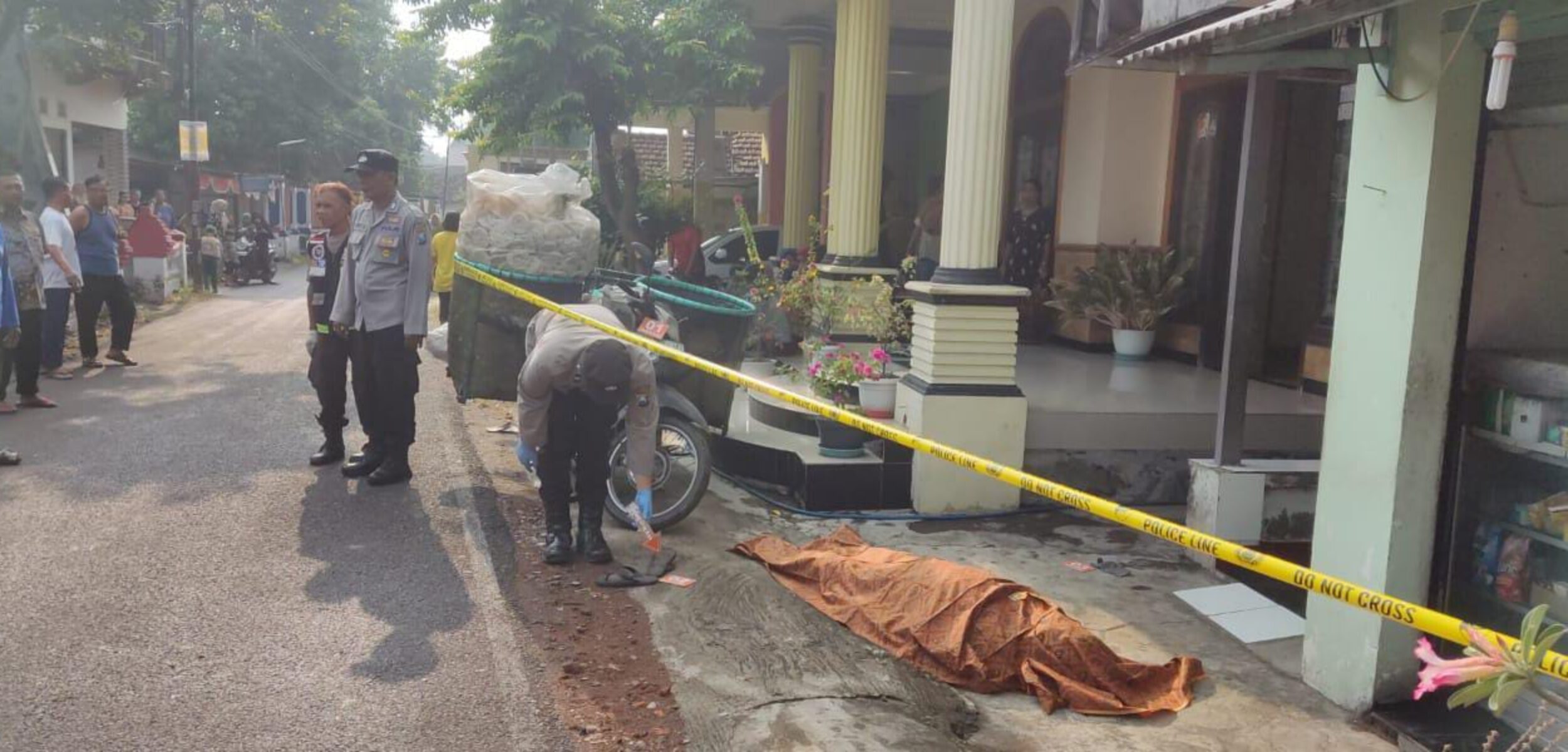 Jenazah korban tergeletak di teras rumah warga. (Redaksi/kabarterdepan.com)