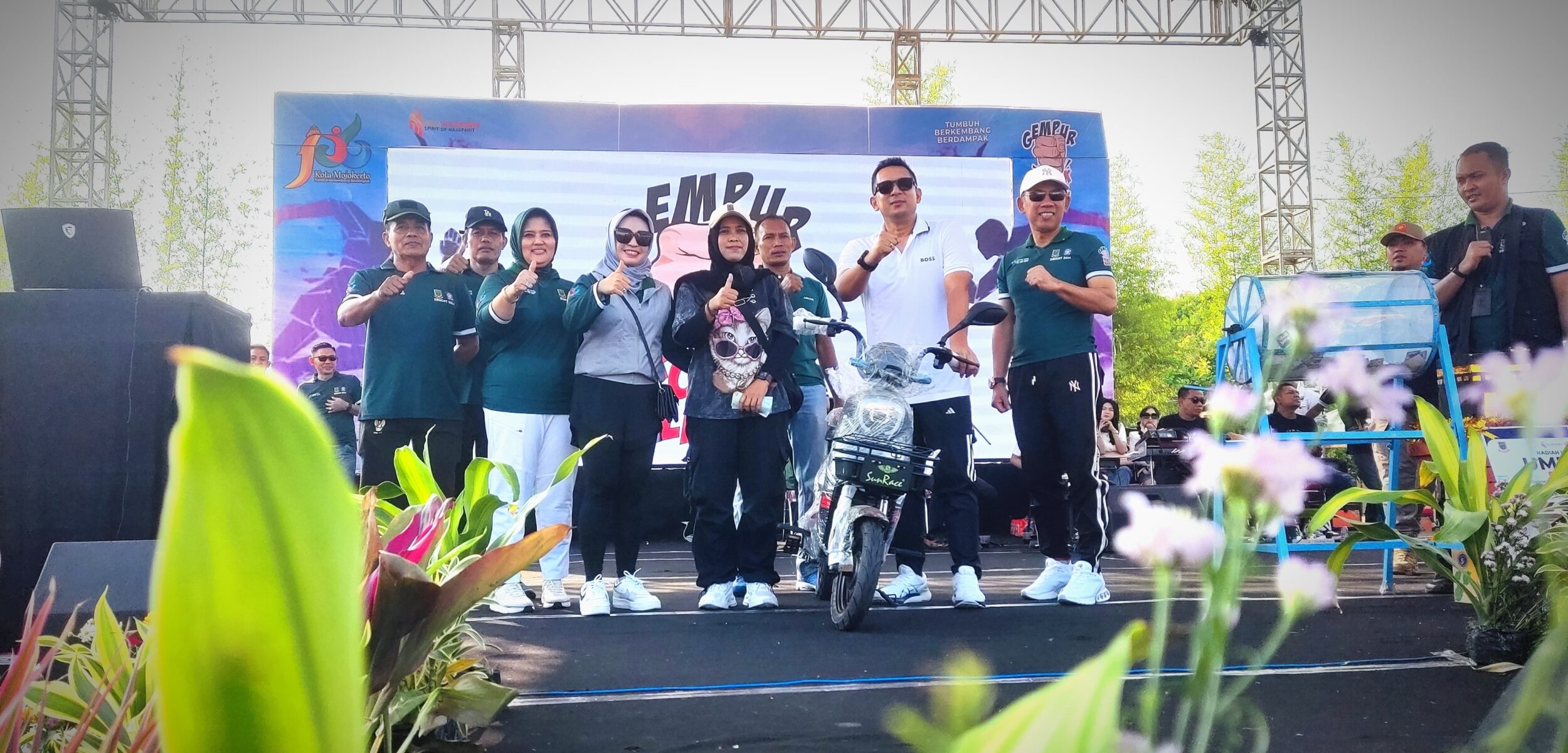 Pj Wali Kota Mojokerto bersama Sekdakot saat memberikan Hadiah Sepeda Listrik kepada peserta. (Alief Wahdana/kabarterdepan.com) 