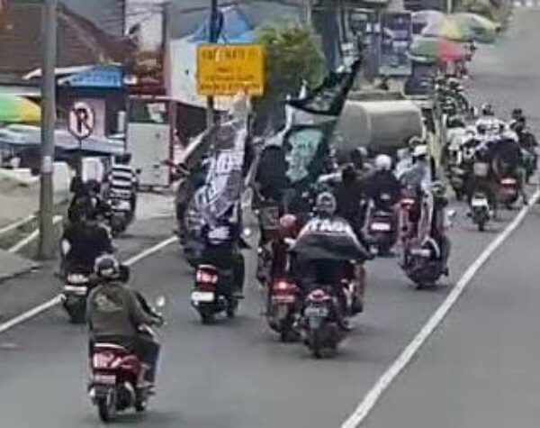 Netizen Mojokerto Digegerkan Aksi Diduga Gangster Halangi Truk Tangki Air di Jalur Wisata Pacet