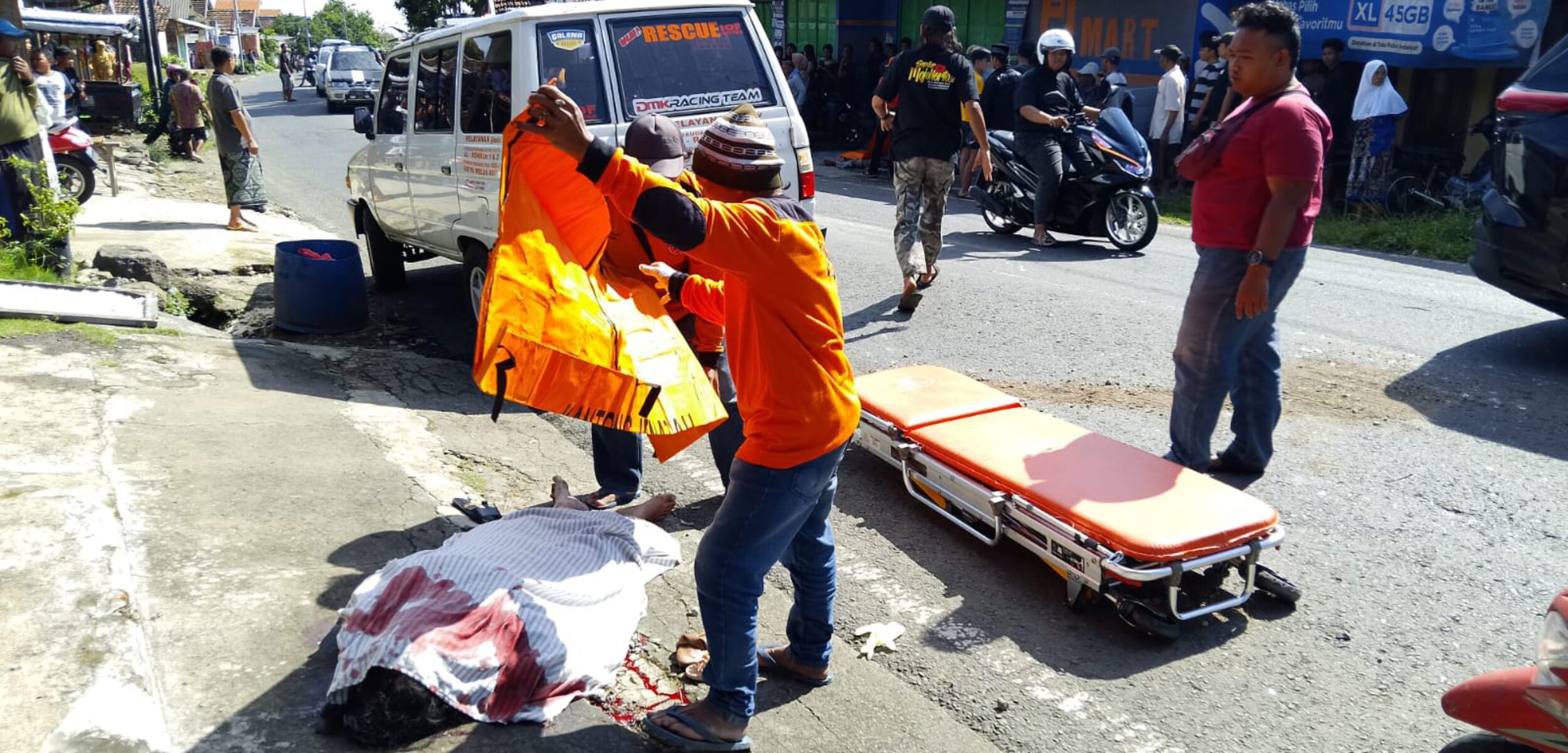 Para relawan dan warga sekitar mengevakuasi jenazah korban. (Redaksi/kabarterdepan.com)