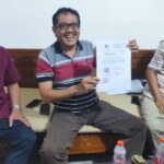 Hartadi (tengah) bersama Kuasa hukumnya menunjukkan AHU tertanggal 7 Maret 2022. (Alief Wahdana/kabarterdepan.com)