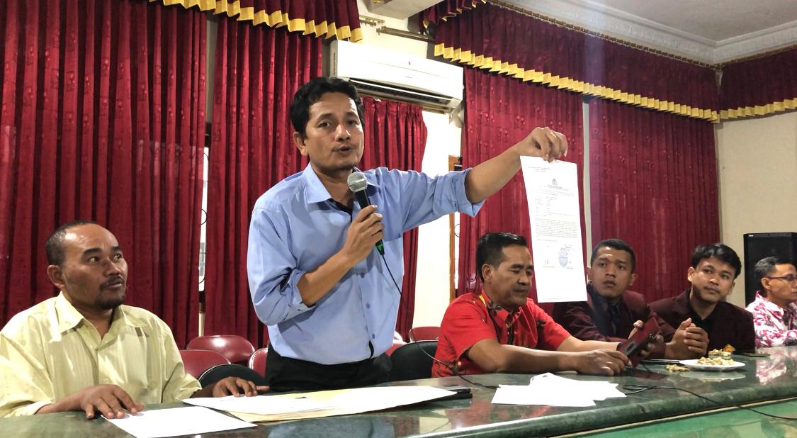 Penasihat hukum Universitas Bina Sehat Persatuan Perawat Nasional Indonesia (UBS PPNI), Andy Irfan, saat menunjukan surat-surat (Andy / Kabarterdepan.com)