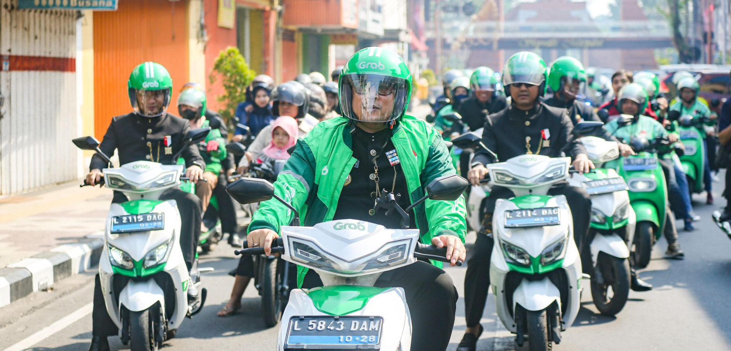 Mas Pj bareng 30 pengemudi Ojol Grab Kendari motor listrik menuju peresmian Jalan Ir Soekarno (Kominfo Kota Mojokerto)