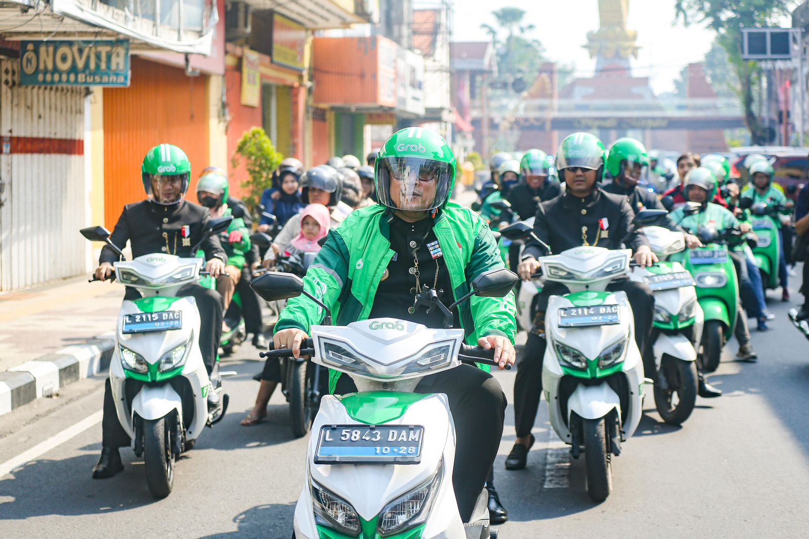 Mas Pj bareng 30 pengemudi Ojol Grab Kendari motor listrik menuju peresmian Jalan Ir Soekarno (Kominfo Kota Mojokerto)