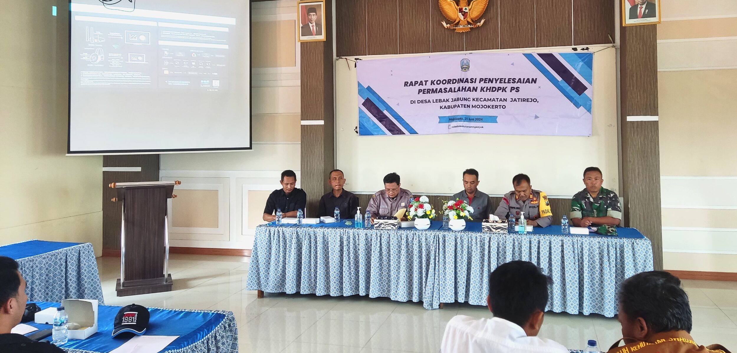 Pertemuan membahas penyelesaian KHDPK PS di kantor Kecamatan Jatirejo yang dihadiri juga Forkopimca Jum'at (21/6/2024). (Alief Wahdana/kabarterdepan.com)