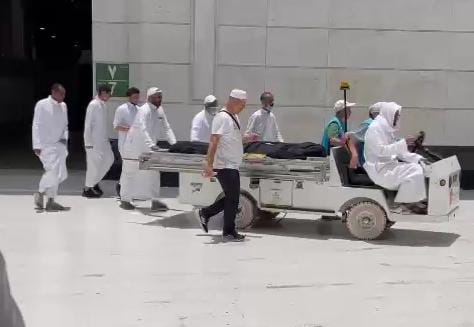 Para petugas membawa jenazah jemaah haji yang wafat ke pemakaman Taman Makam Shoraya (Andy / Kabarterdepan.com)