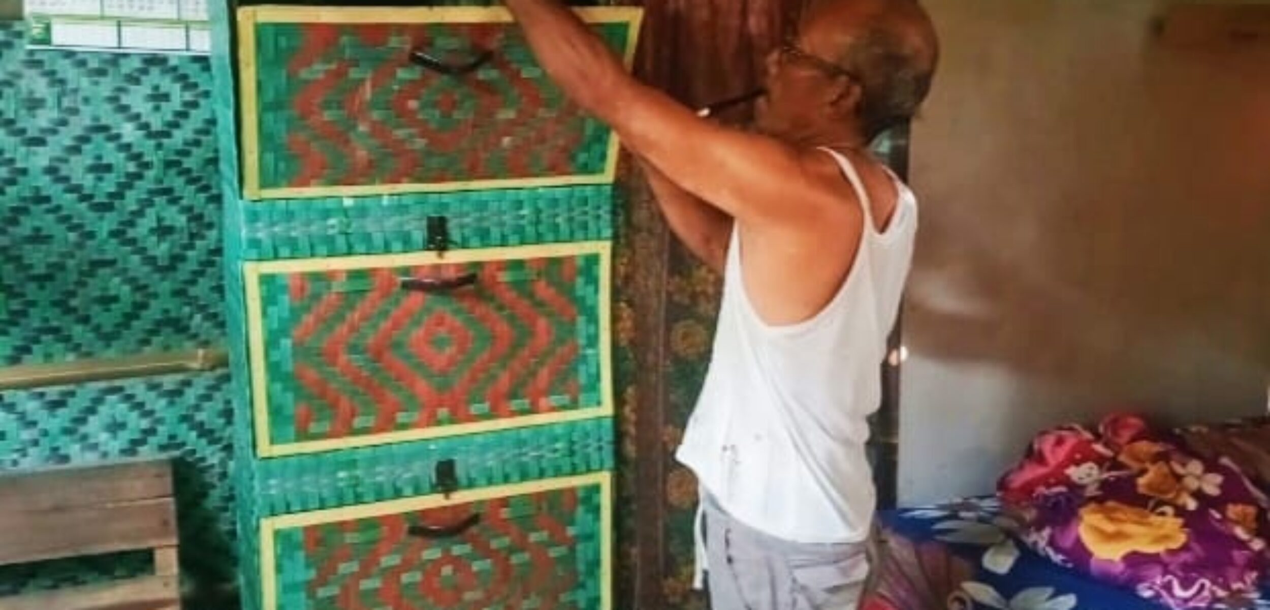 Suwandi suami Wagiyem membuat lemari dari bahan limbah sampah plastik.( Masrikin/kabarterdepan.com)