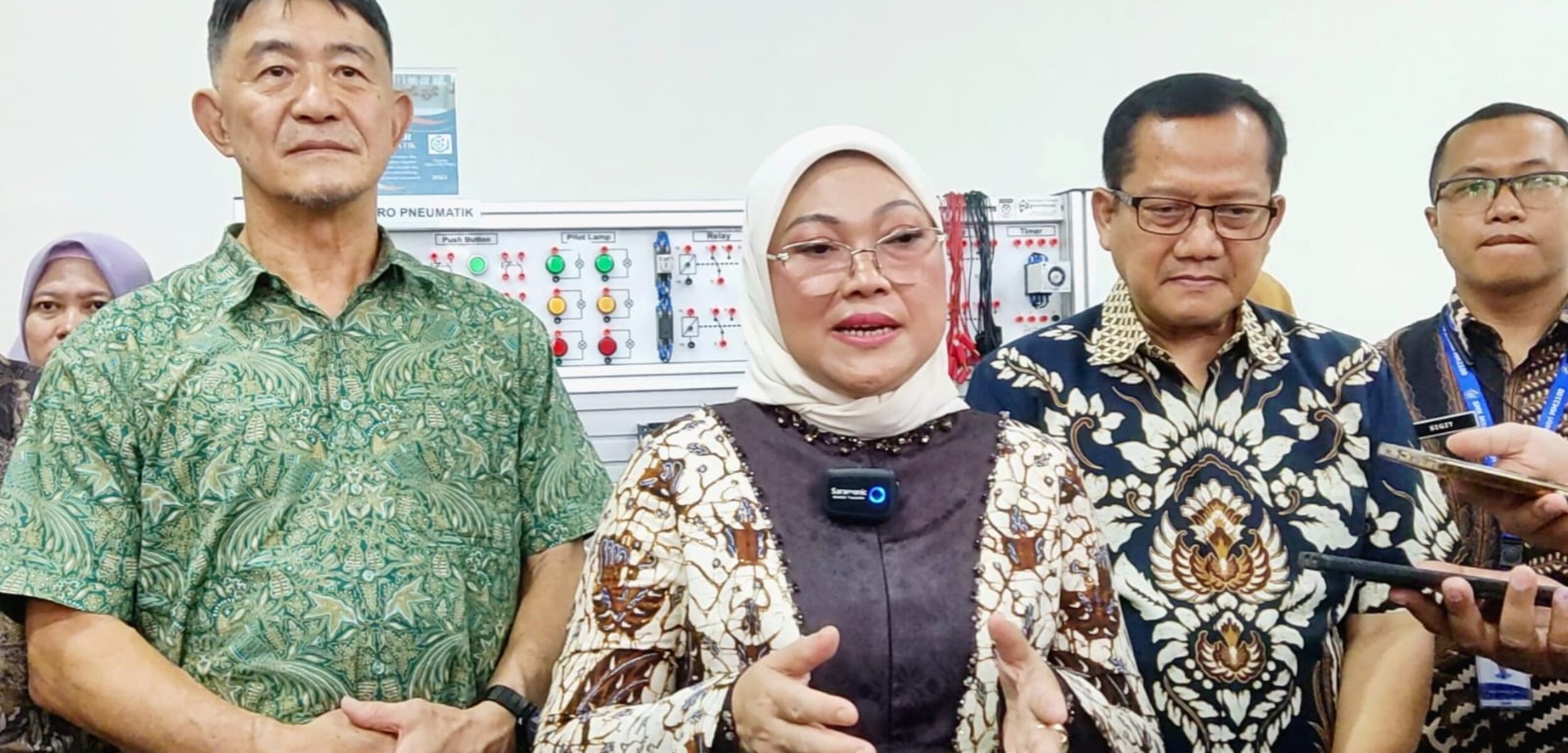 Menaker Ida Fauziyah saat meresmikan SMK Asy Syarif Mitra Industri Mojokerto, Sabtu (22/6/2024). (Alief Wahdana/kabarterdepan.com) 