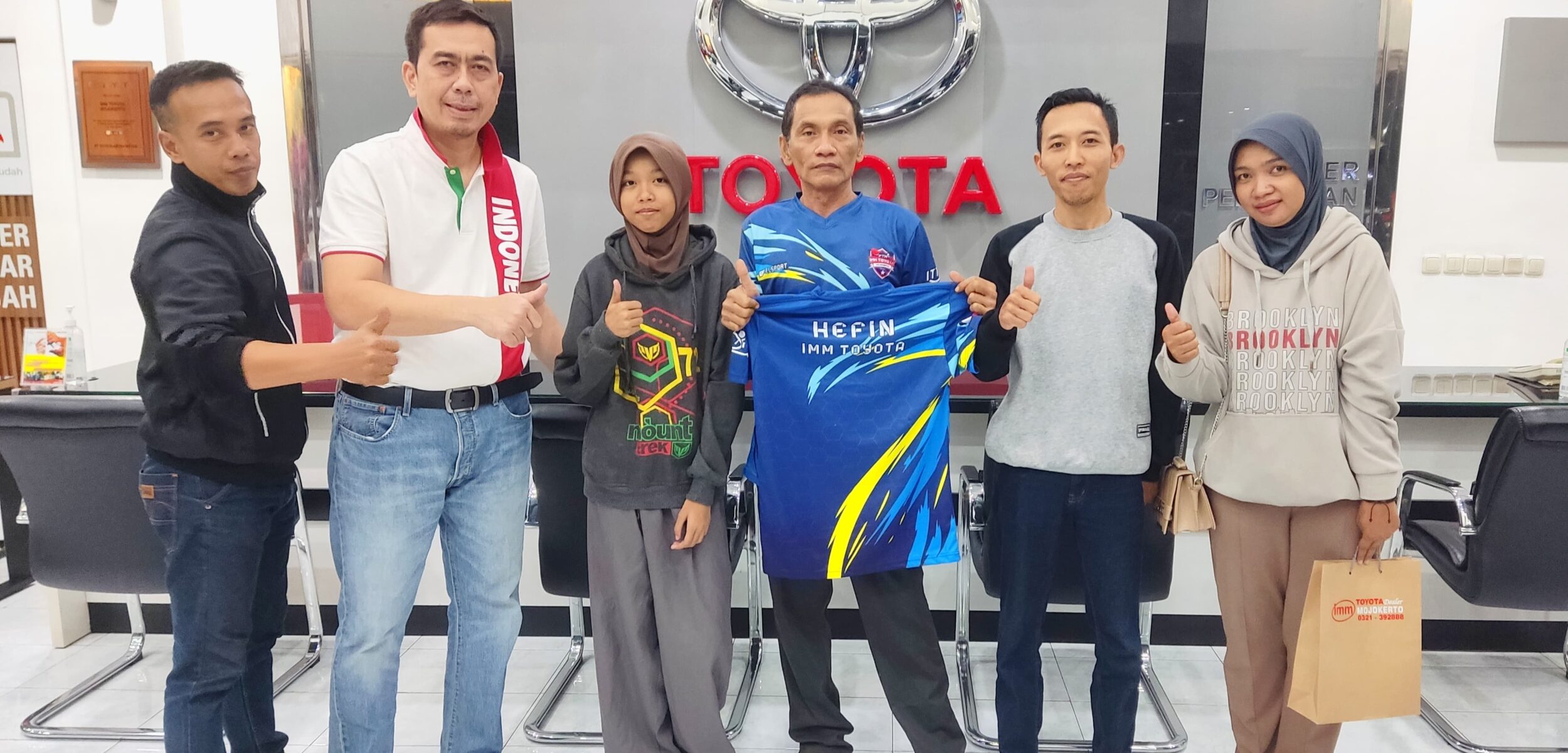 Munawar Tobing BM IMM Toyota bersama orang tua dan official saat memberangkatkan Hefin Alea Anisah ke Kejurnas. (Alief Wahdana/kabarterdepan.com) 