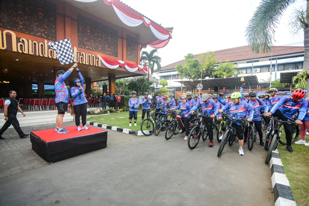 Pj Wali Kota Mojokerto saat memberangkatkan rombongan gowes LCC Indonesia, Minggu (23/6/2024). (Forkopim for Kabarterdepan.com)