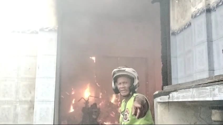 Kondisi belakang kantor Permodalan Nasional Madani (PNM) Mekaar Syariah di Desa Bejijong, Kecamatan Trowulan, Kabupaten Mojokerto yang terbakar, Senin (24/6/2024) sore (Andy / Kabarterdepan.com)