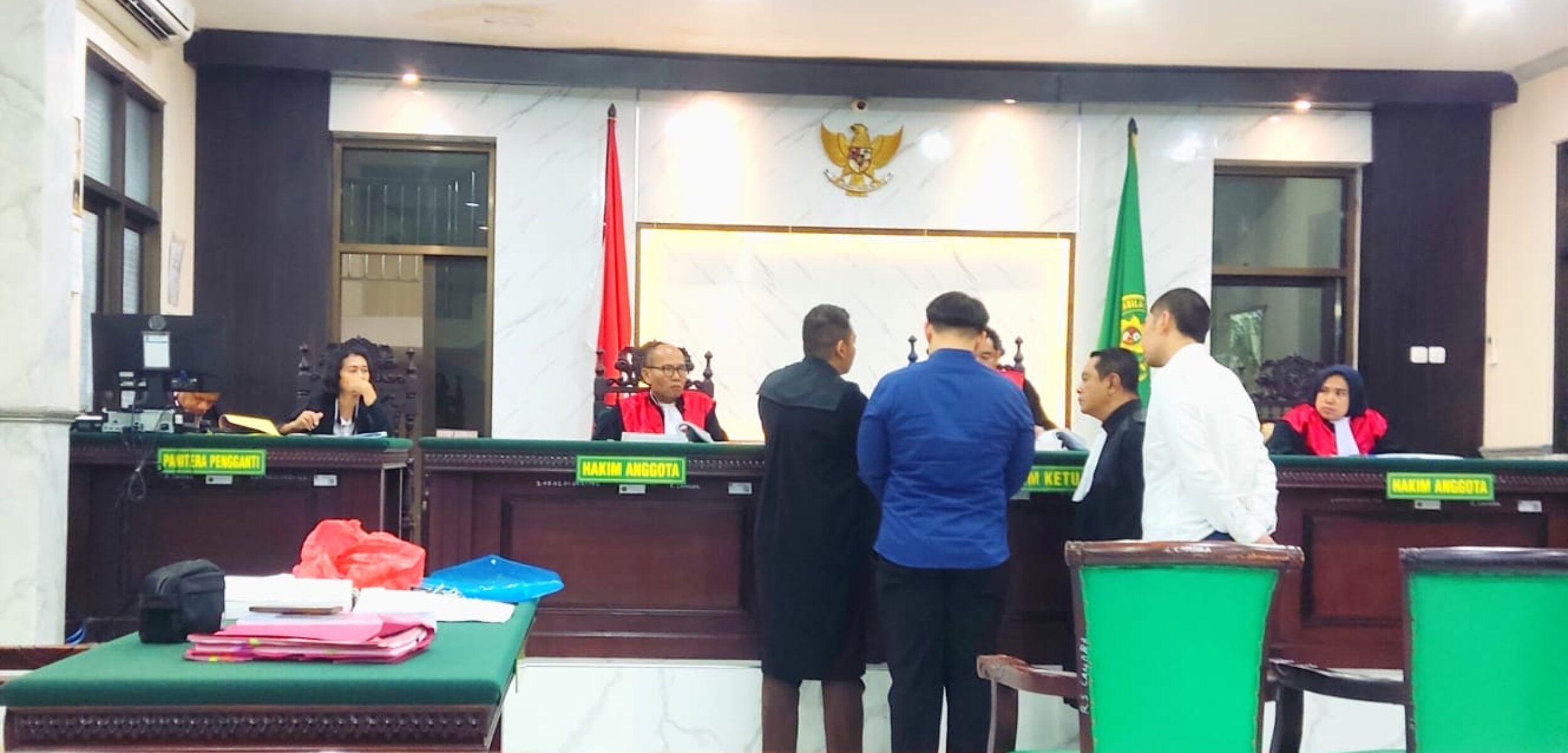 JPU, Saksi, Terdakwa, dan Kuasa Hukumnya saat dipanggil kedepan oleh Ketua Majelis Hakim untuk konfirmasi bukti-bukti di persidangan. (Alief Wahdana/kabarterdepan.com) 