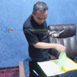 Anggota Komisoner KPU Kabupaten Mojokerto Afnan Hidayat saat ditemui di kantornya, Senin (24/6/2024). (Alief Wahdana/kabarterdepan.com)