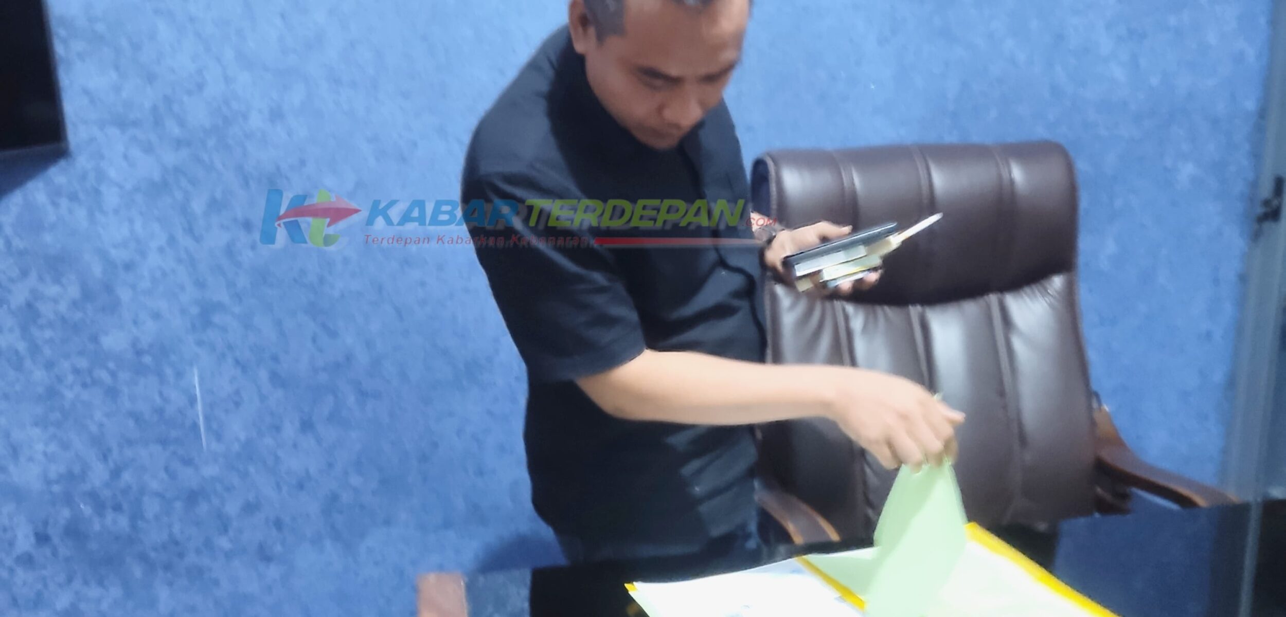 Anggota Komisoner KPU Kabupaten Mojokerto Afnan Hidayat saat ditemui di kantornya, Senin (24/6/2024). (Alief Wahdana/kabarterdepan.com)