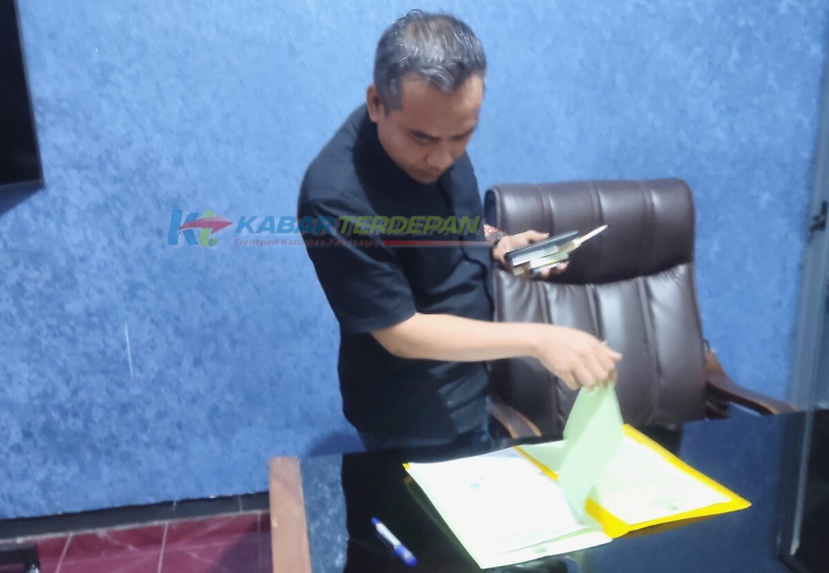 Anggota Komisoner KPU Kabupaten Mojokerto Afnan Hidayat saat ditemui di kantornya, Senin (24/6/2024). (Alief Wahdana/kabarterdepan.com) 