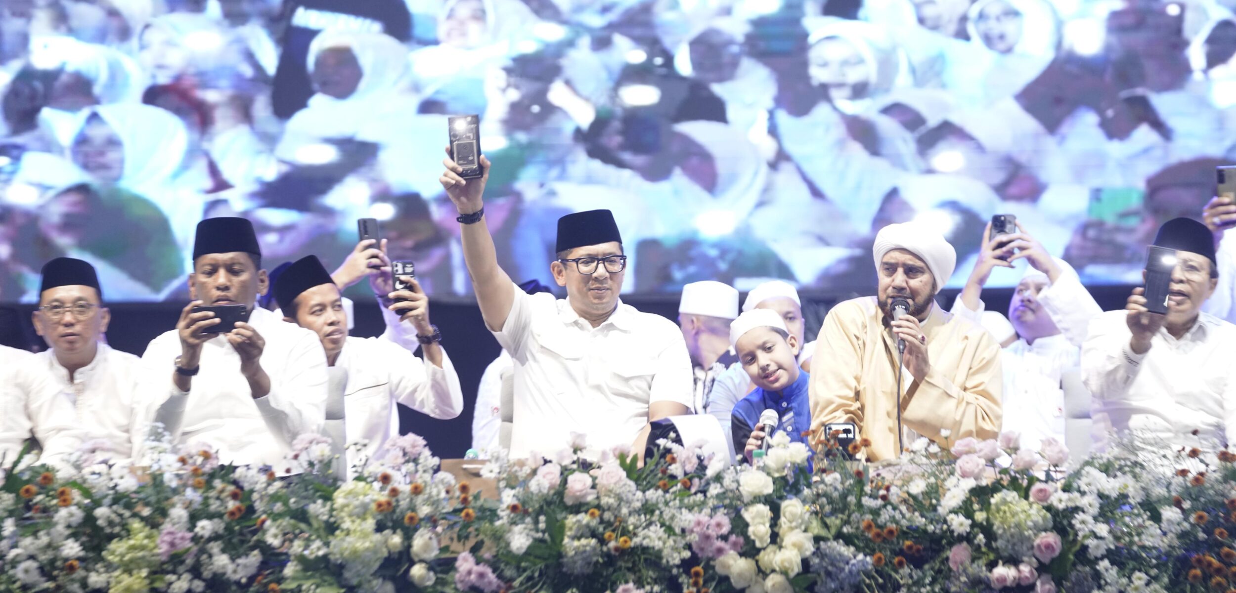 Ribuan jemaah memadanti lapangan Raden Wijaya Surodinawan Kota Mojokertelantunkan selawat bersama Habib Syech, Senin (22/6/2024) malam. (Diskominfo Kota Mojokerto)