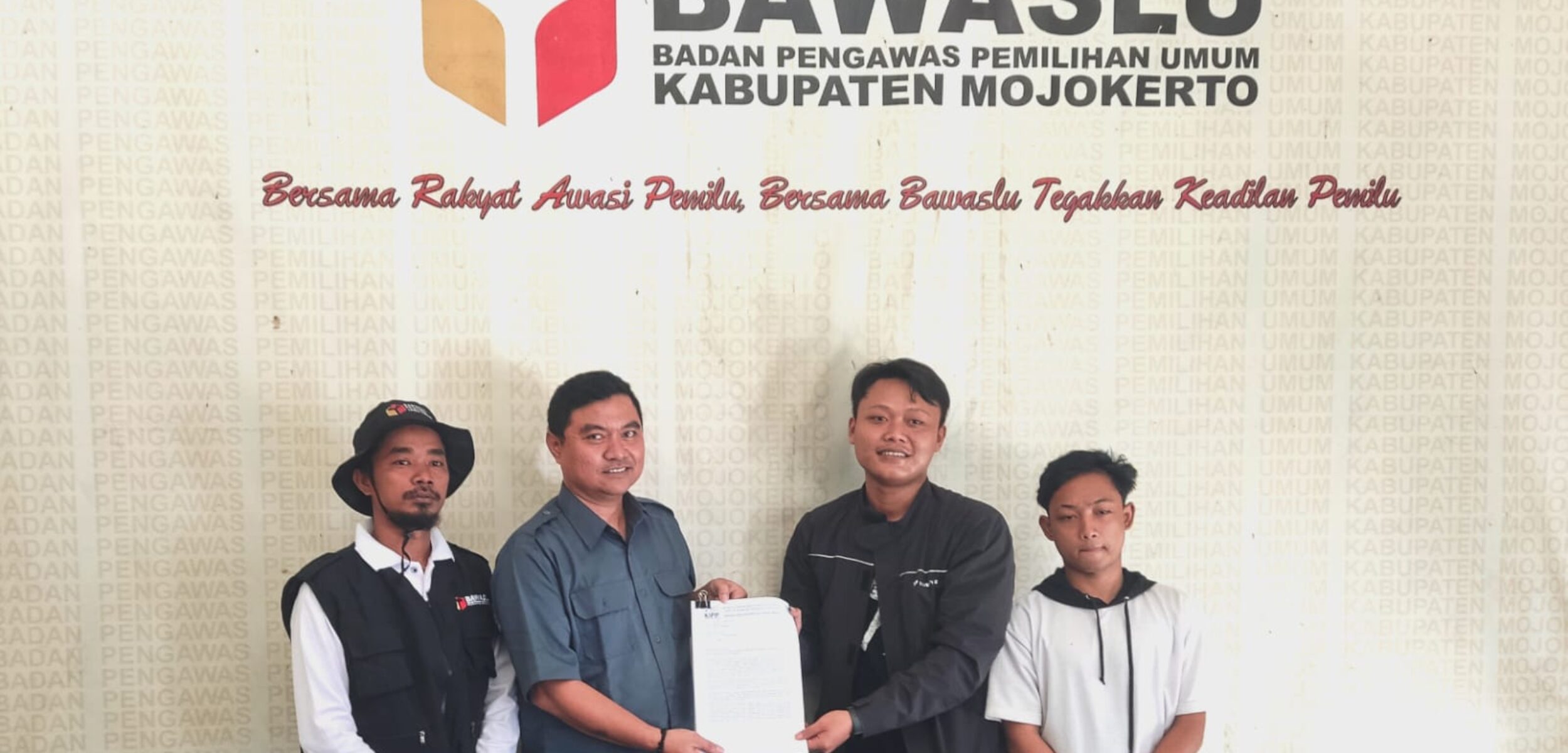 Diduga Terlibat di Pengurus Partai, Komisioner KPU Kabupaten Mojokerto Dilaporkan ke Bawaslu
