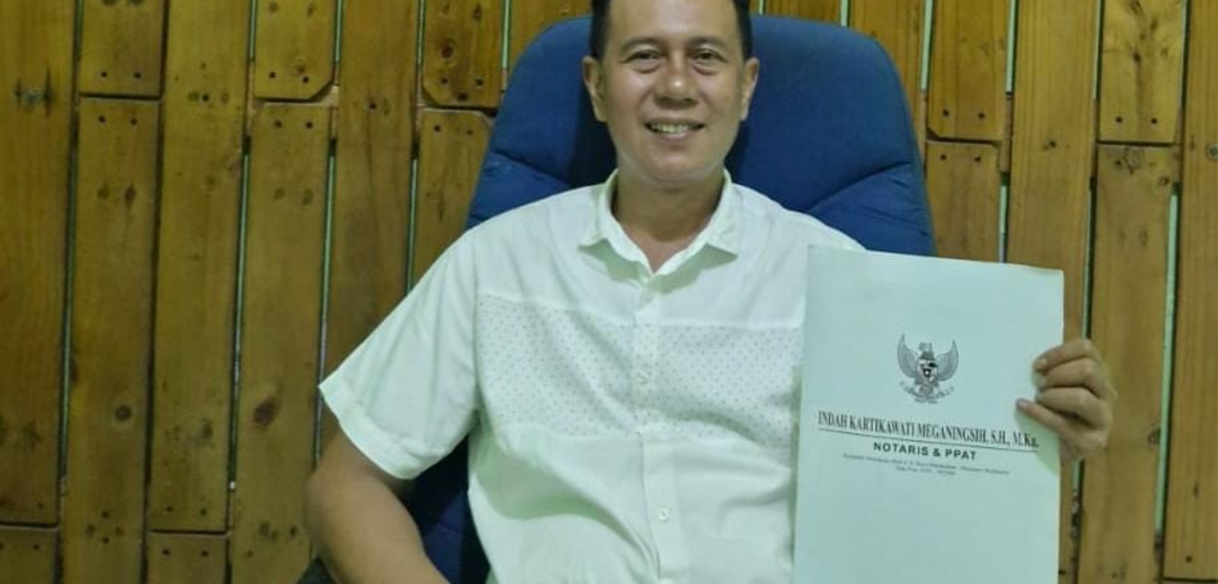 Direktur PT DCM Mojokerto, Moh Ravi saat menunjukkan Akta Notaris perusahaannya (Andy / Kabarterdepan.com)