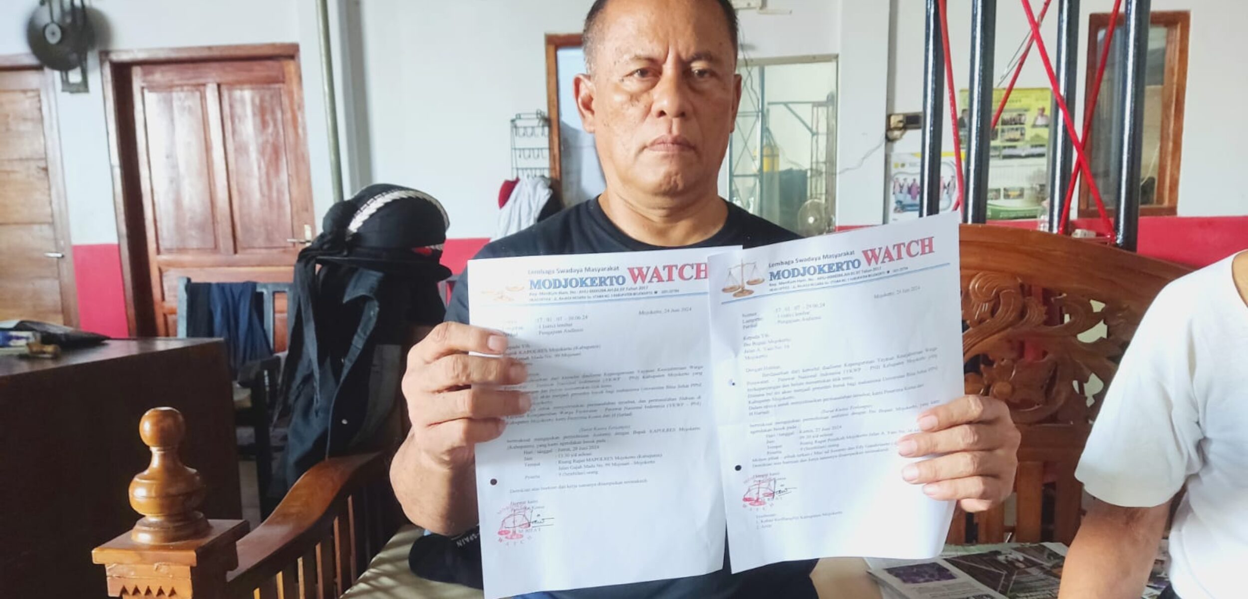 M. Rifai Ketua LSM Modjokerto Watch menunjukkan surat permohonan mediasi di Kantornya Jl. Rajasanegara. (Alief Wahdana/kabarterdepan.com)