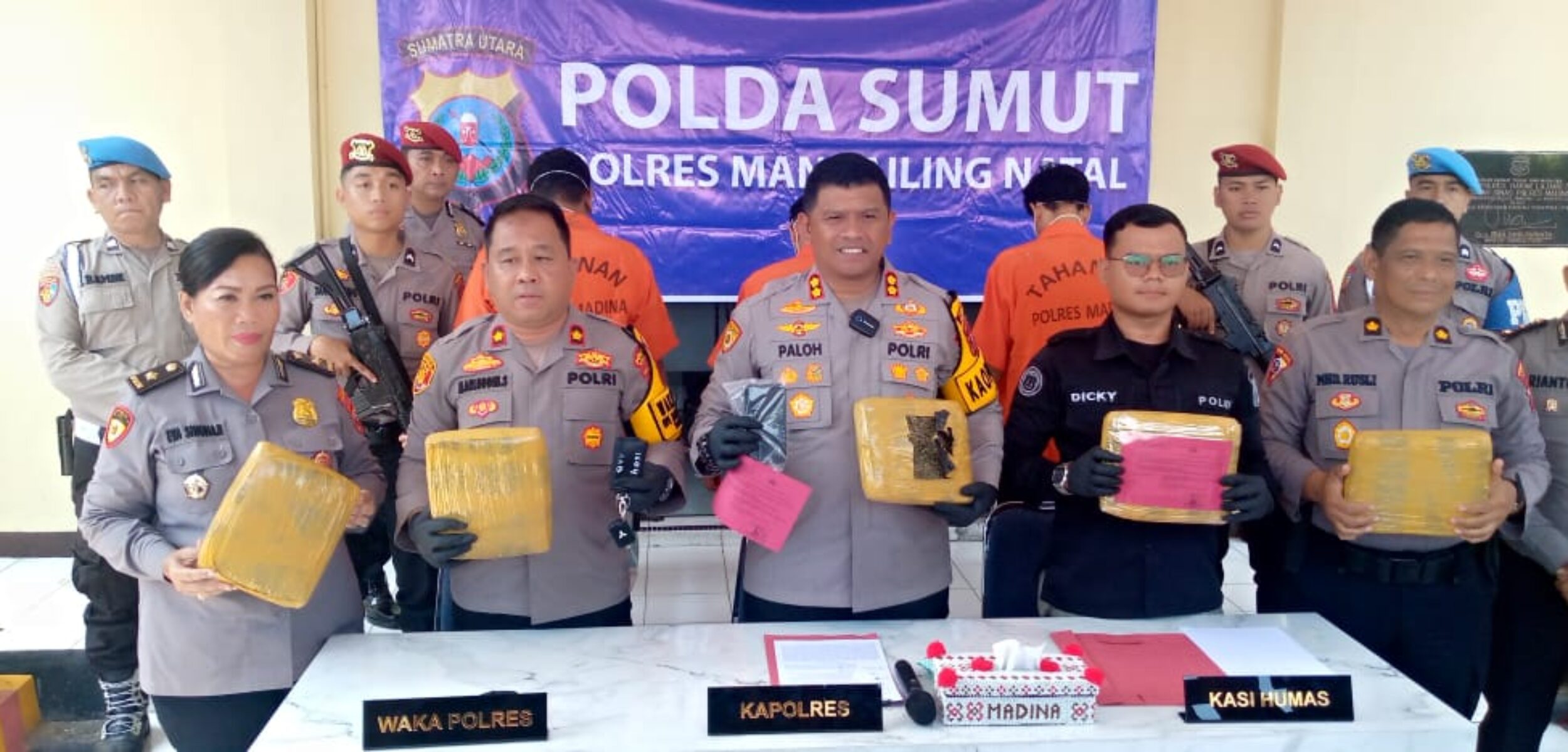 Rilis penangkapan 3 kurir narkoba di Polres Madina, Kamis (27/6/2024). (Suhartono/kabarterdepan.com)