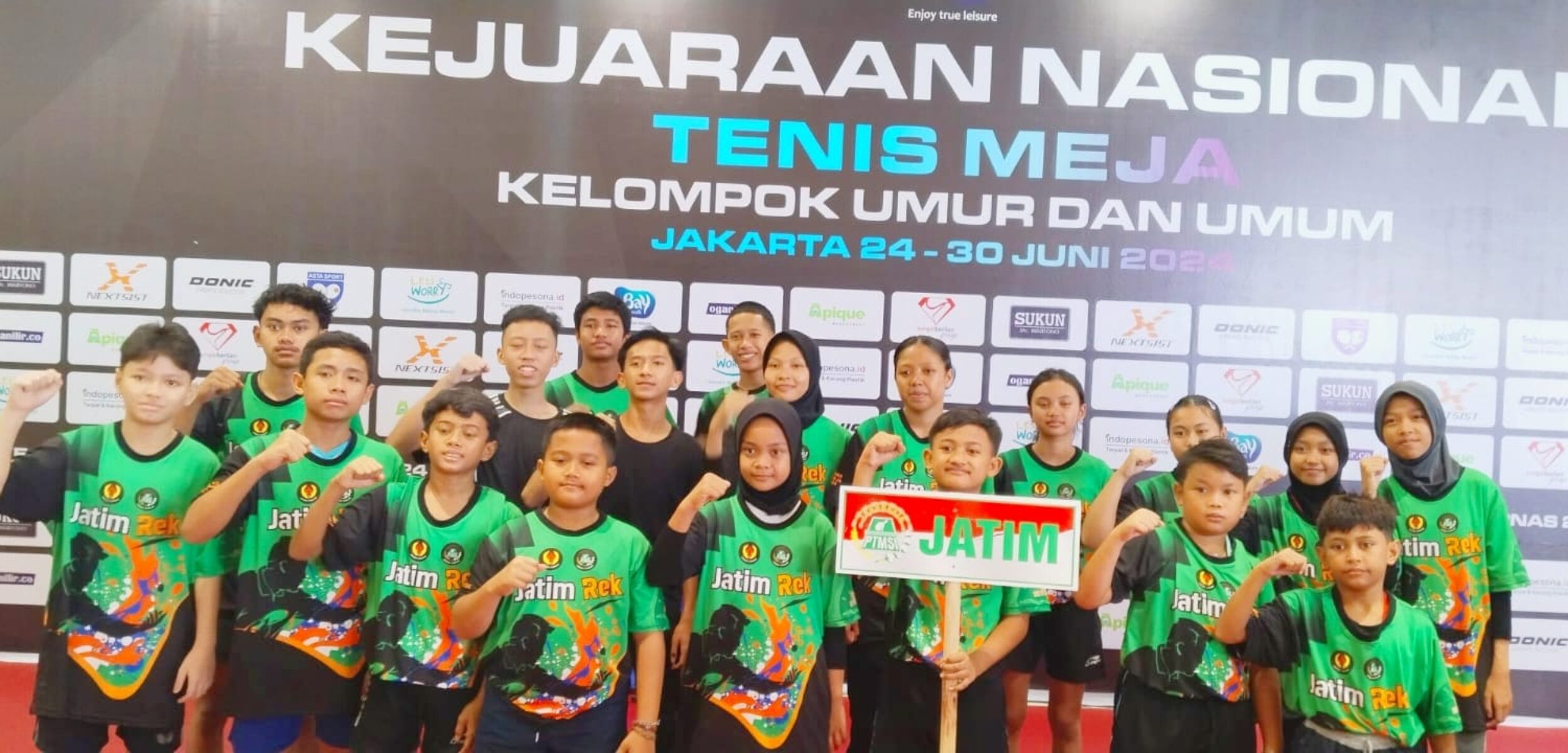 Hefin Alea Anisah (paling kanan) beserta Atlet-atlet Tenis Meja Kontingen Jawa Timur