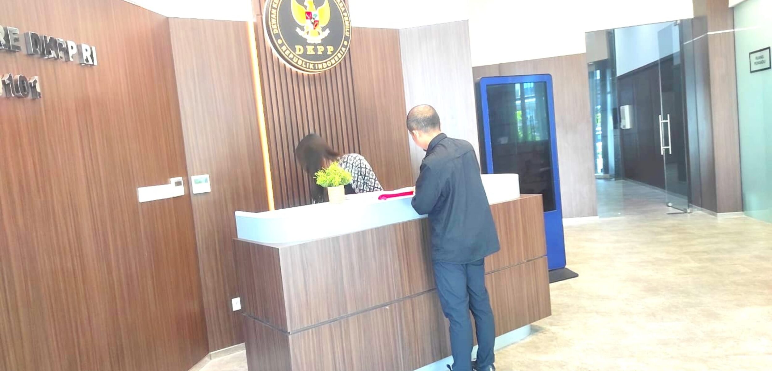 Wiwit Haryono Ketua FKI-1 saat datang melaporkan Rendy Oky Saputra di Kantor DKPP