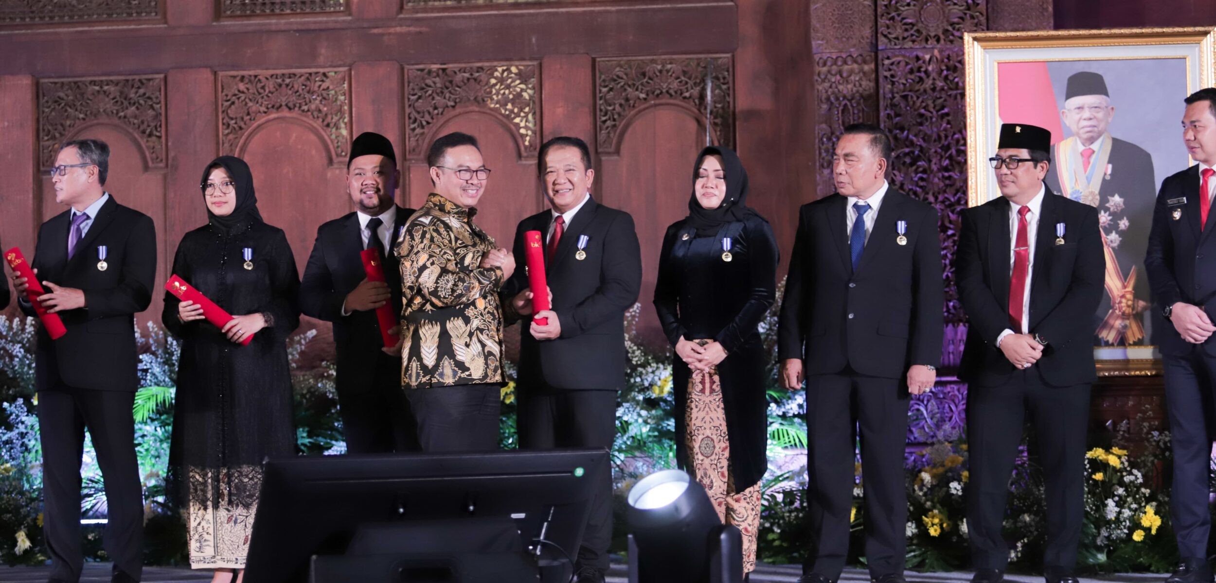 Bupati Jember saat menerima penghargaan Manggala Karya Kencana, Jumat (28/6/2024) malam. (Lana/kabarterdepan.com)