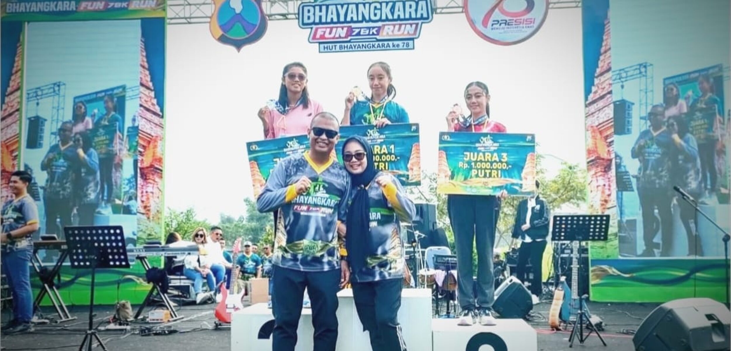 Kapolres Mojokerto AKBP Ihram Kustarto beserta Istri setelah menyerahkan hadiah keoada peserta Fun Run Hari Bhayangkara 78
