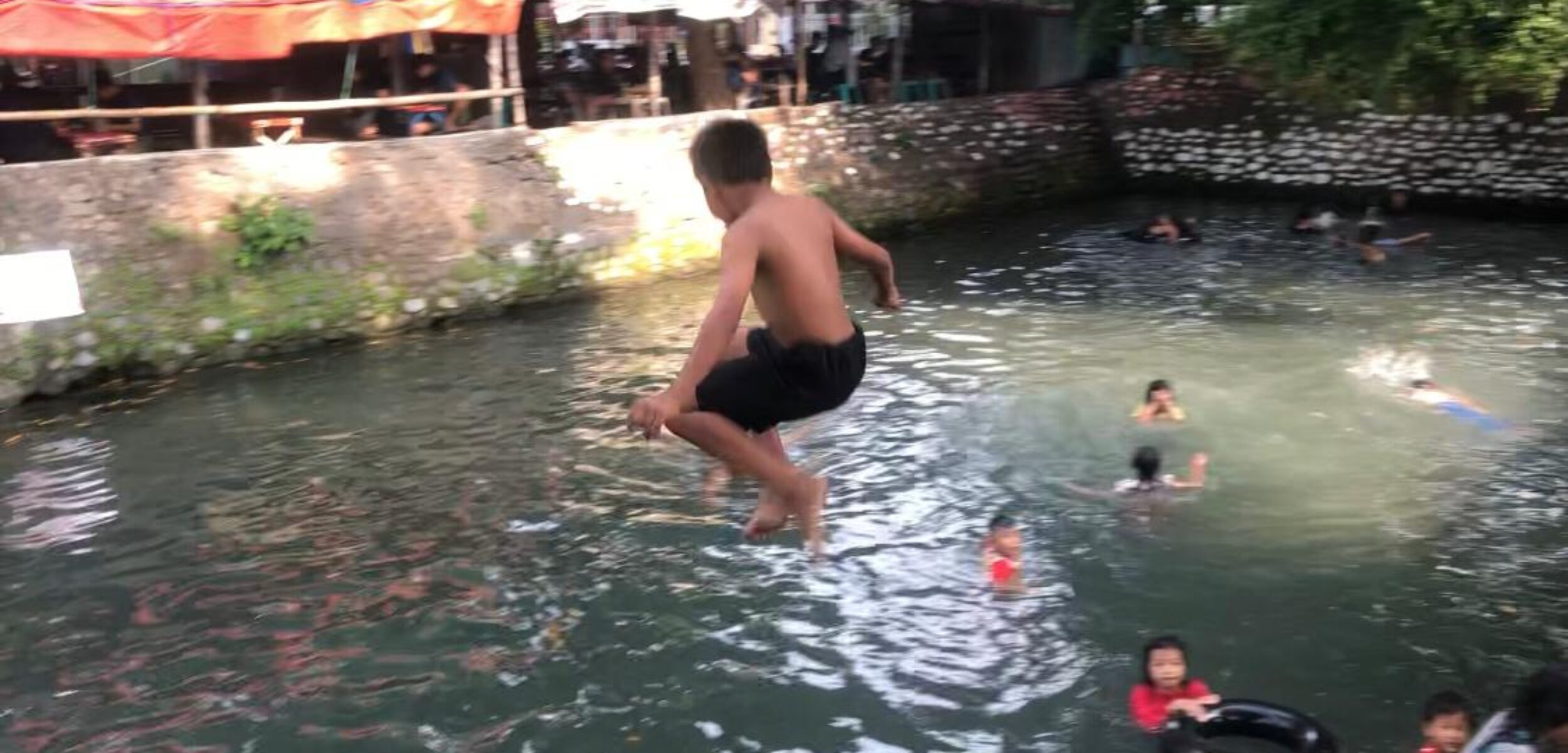 Puluhan anak-anak saat berenang di Sumber Tuwiri, Mojosari, Kabupaten Mojokerto. (Andy/kabarterdepan.com)