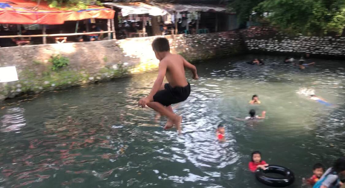 Puluhan anak-anak saat berenang di Sumber Tuwiri, Mojosari, Kabupaten Mojokerto. (Andy/kabarterdepan.com) 