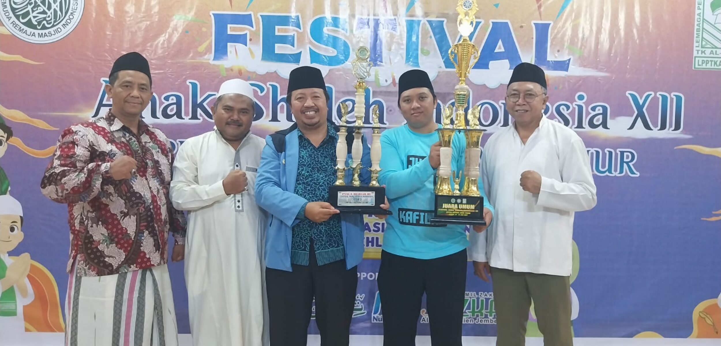 Kafilah Jember yang mendapatkan tropy juara umum FASI tingkat Jawa Timur. (Lana/kabarterdepan.com)