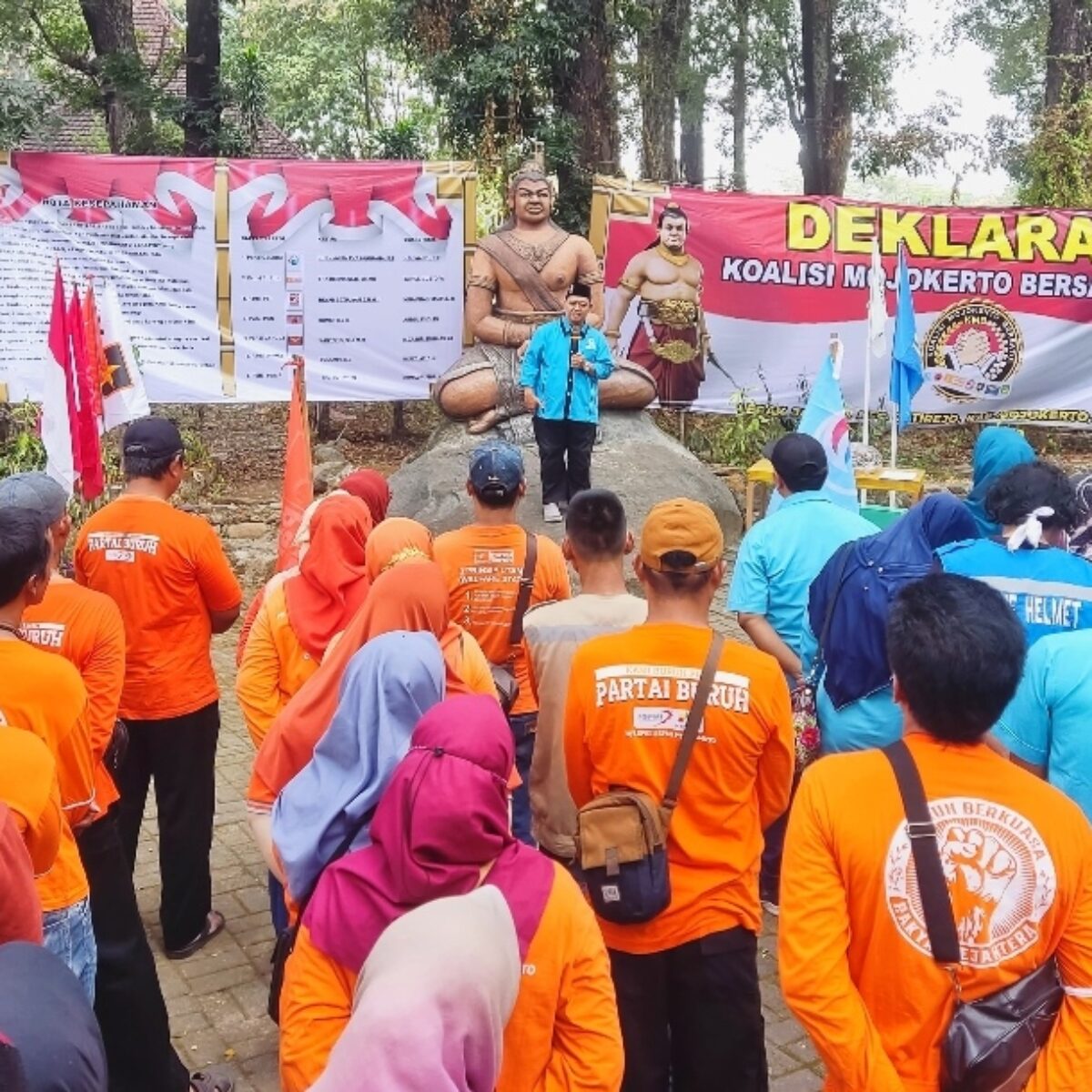 Koalisi 7 pantai politik non Parlemen di Kabupaten Mojokerto, Sabtu (1/6/2024). (Alief Wahdana/kabarterdepan.com) 