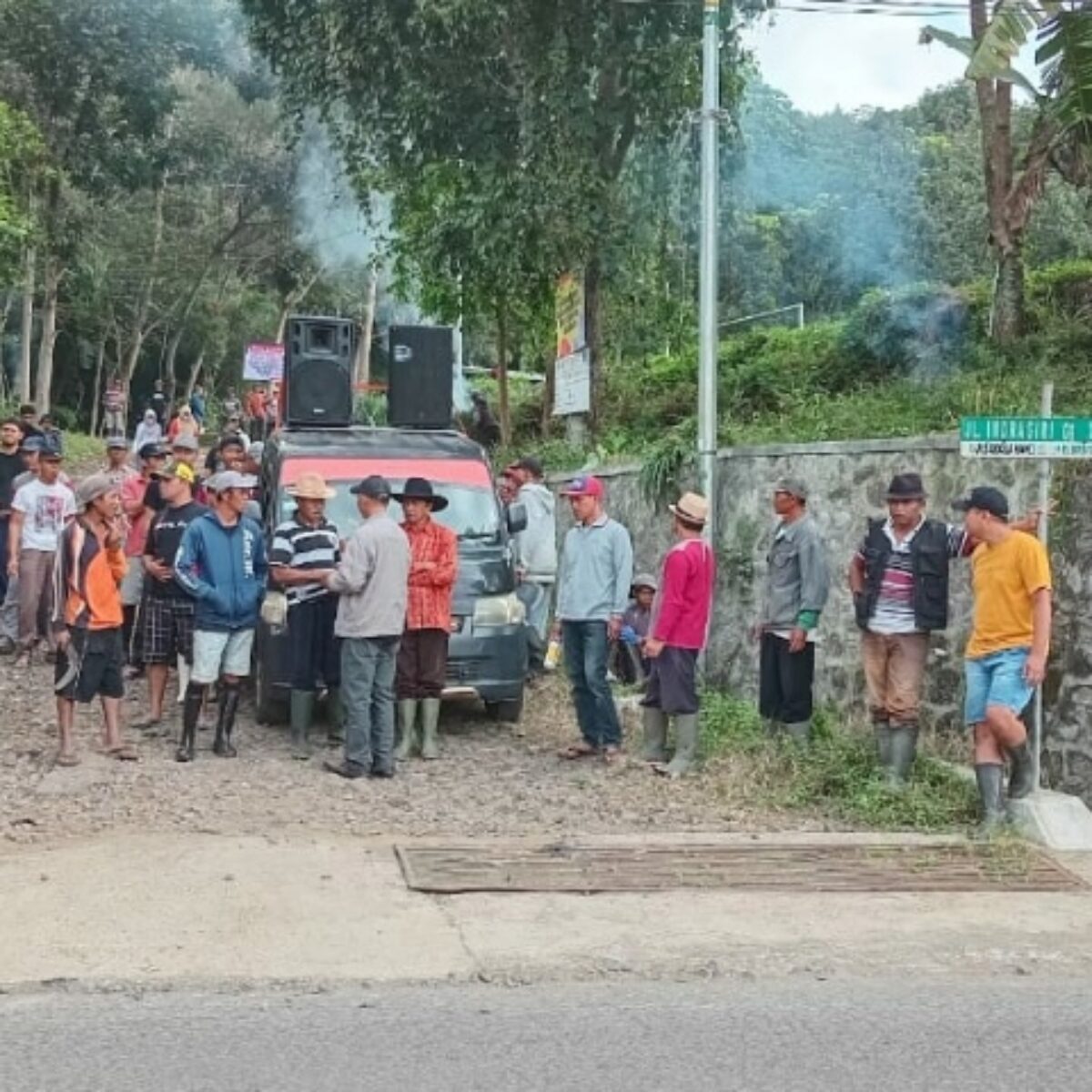 Ratusan warga Desa Sumberejo berkumpul menggelar aksi penolakan eksekusi lahan. (Yan/kabarterdepan.com) 