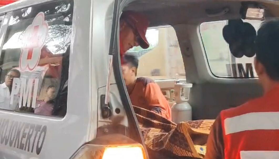 IMG 20240603 193001 1 Petugas PMI Kabupaten Mojokerto mengevakuasi jenazah korban. (Redaksi/kabarterdepan.com)