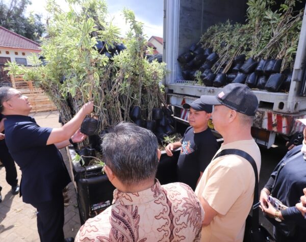 Pj Wali Kota Batu Lepas Ekspor Tanaman Hias ke China Senilai Rp 150 Juta