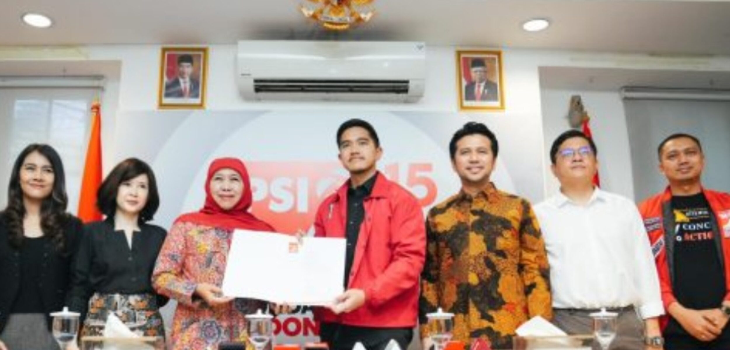 Khofifah Indar Parawansa menerima surat rekomendasi dari Kaesang Pangarep, Ketua Umum PSI, Selasa (4/6/2024). (psi.id) 