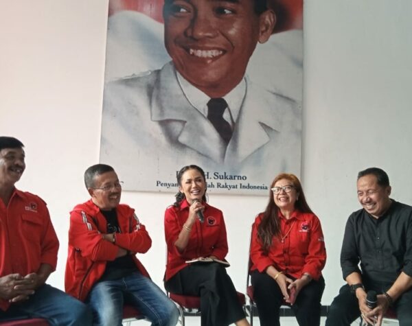 Serius Maju Calon Wali Kota Batu, Krisdayanti Lengkapi Kekurangan Berkas ke Kantor DPC PDIP