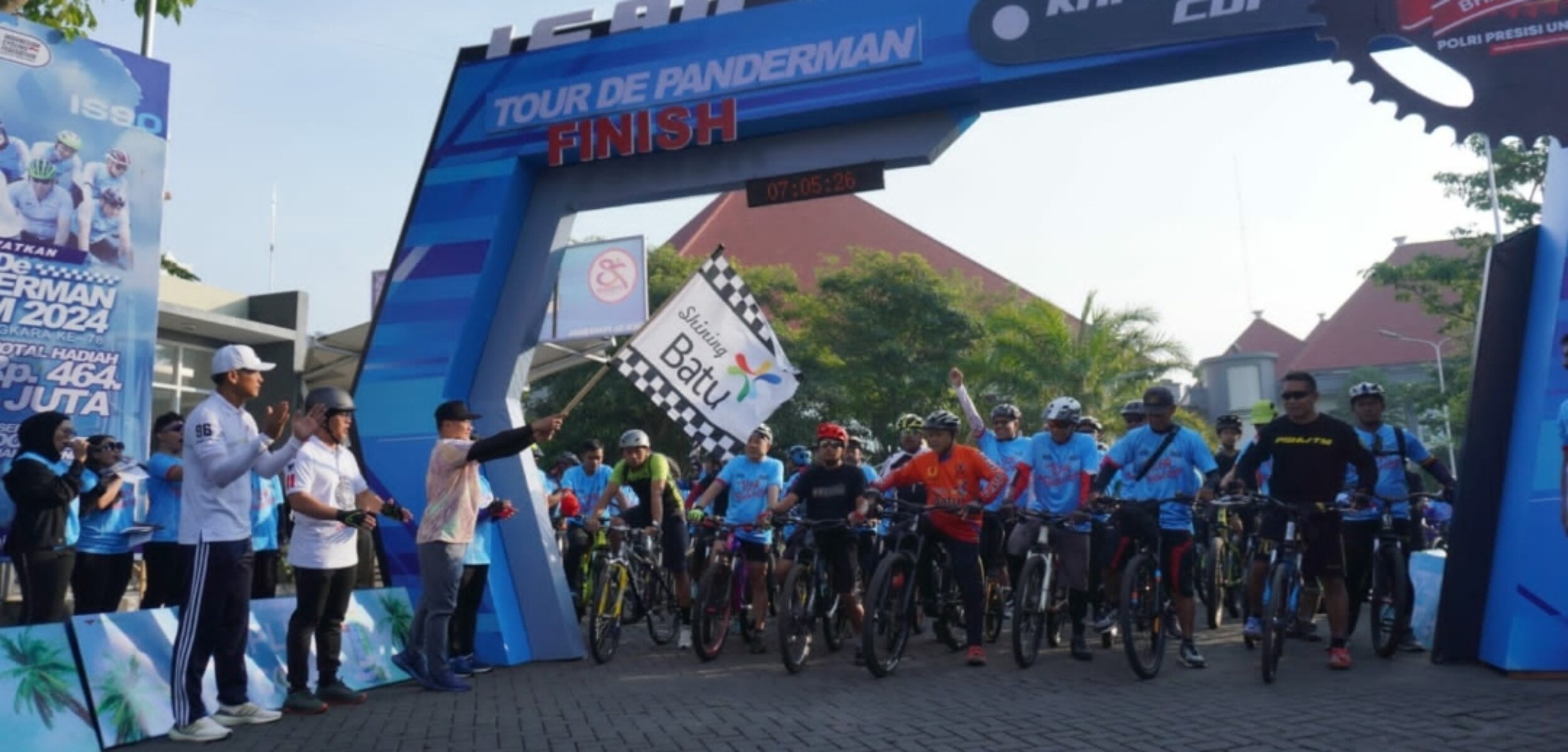 Para peserta Fun Bike, saat keluar dari garis start di Balaikota Among Tani, Pemkot Batu. (Yan/kabarterdepan.com)