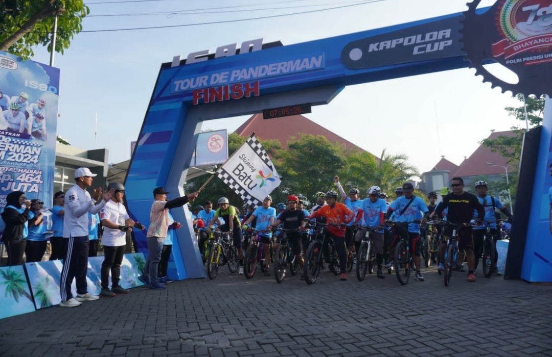 Para peserta Fun Bike, saat keluar dari garis start di Balaikota Among Tani, Pemkot Batu. (Yan/kabarterdepan.com) 