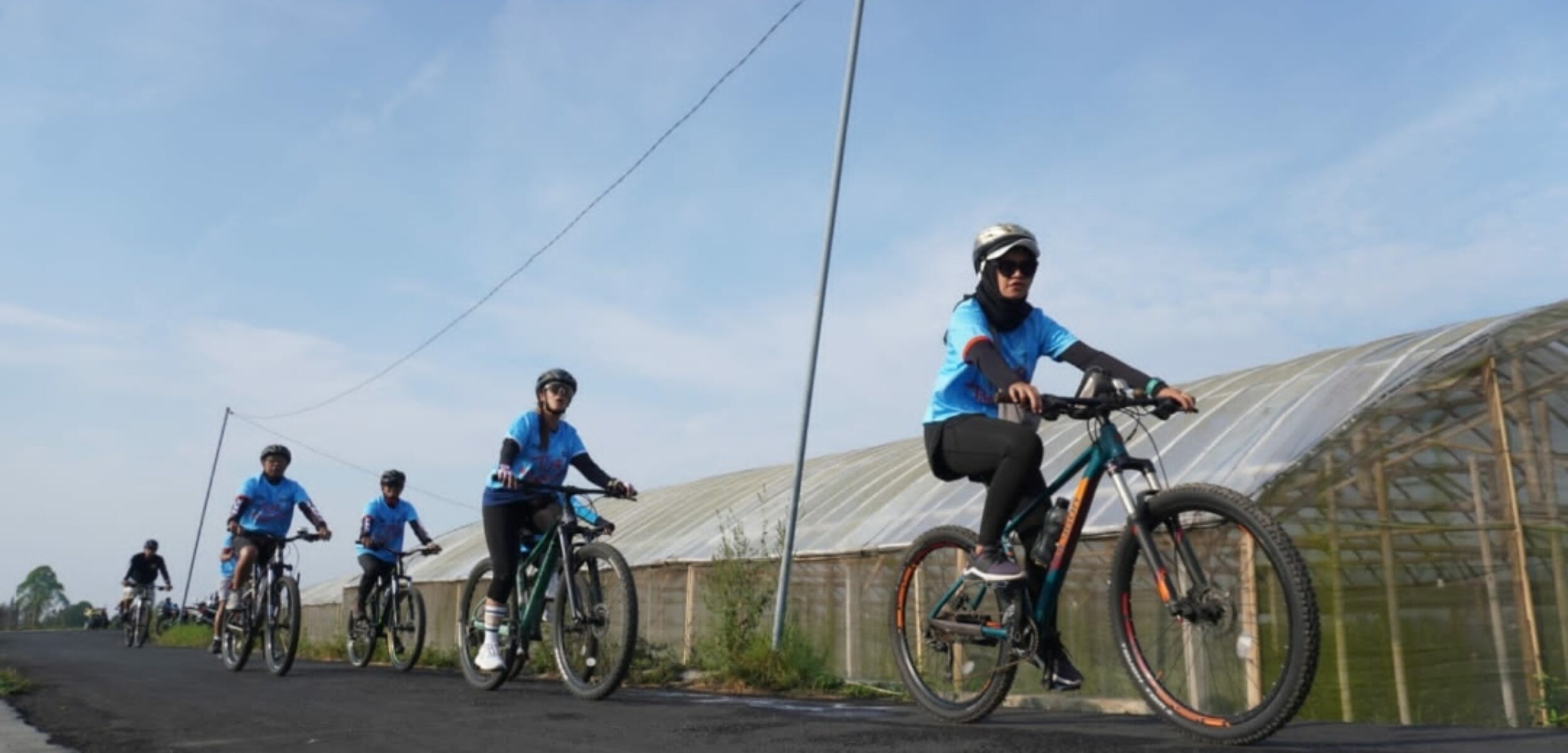 Para peserta Fun Bike, saat tengah melintasi area persawahan dan pegunungan di Kota Wisata Batu. (Yan/kabarterdepan.com) 