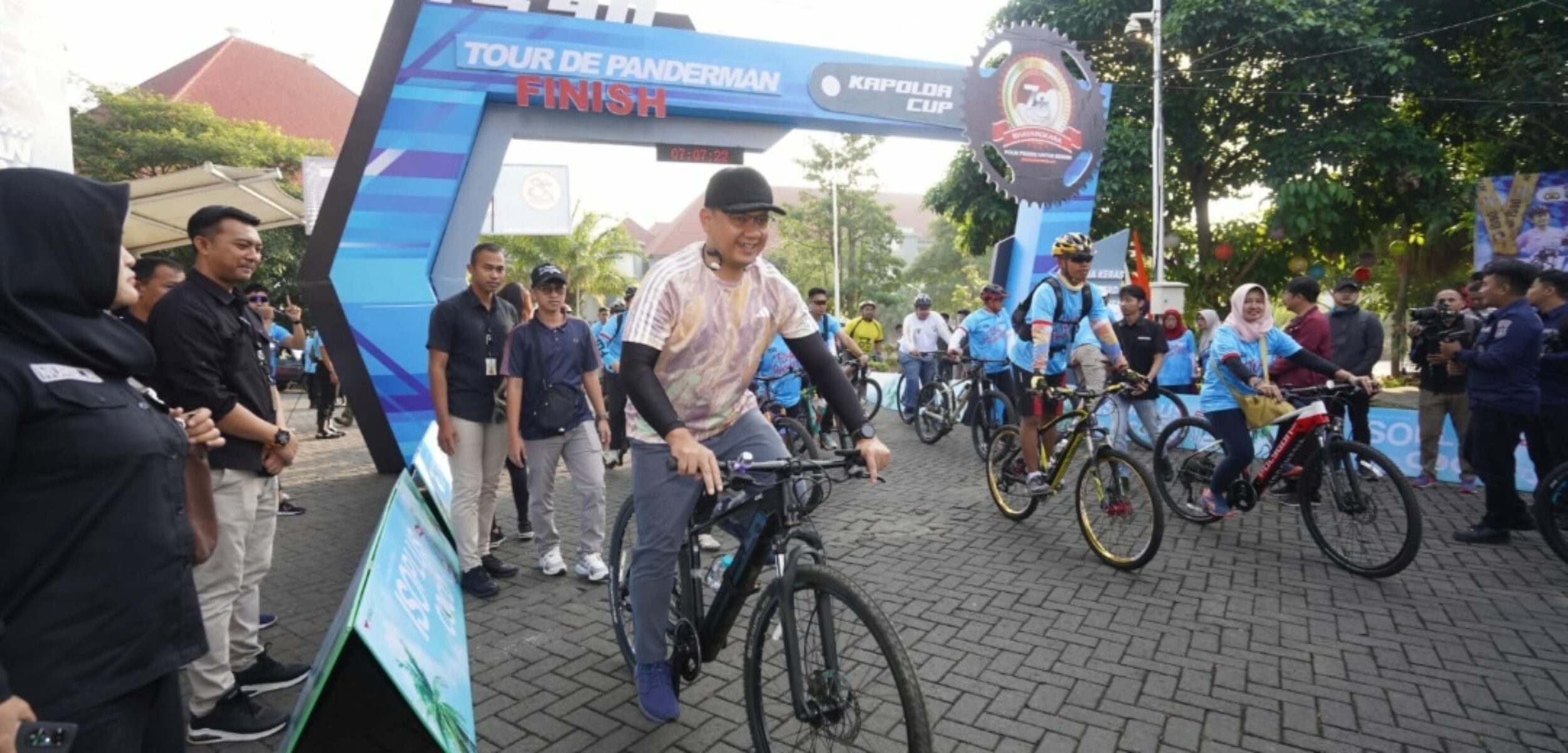 IMG 20240608 203946 1 Pj. Wali Kota Batu Aries Agung Paewai, saat tengah mengikuti Gowes Fun Bike Tour De Panderman. (Yan/kabarterdepan.com)