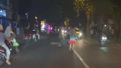 Tubuh korban saat tergeletak di tengah di Jalan raya Desa Awang-Awang, Kecamatan Mojosari, Kabupaten Mojokerto, Minggu (9/6/2024) malam sekitar pukul 21.15 WIB (Andy / Kabarterdepan.com)