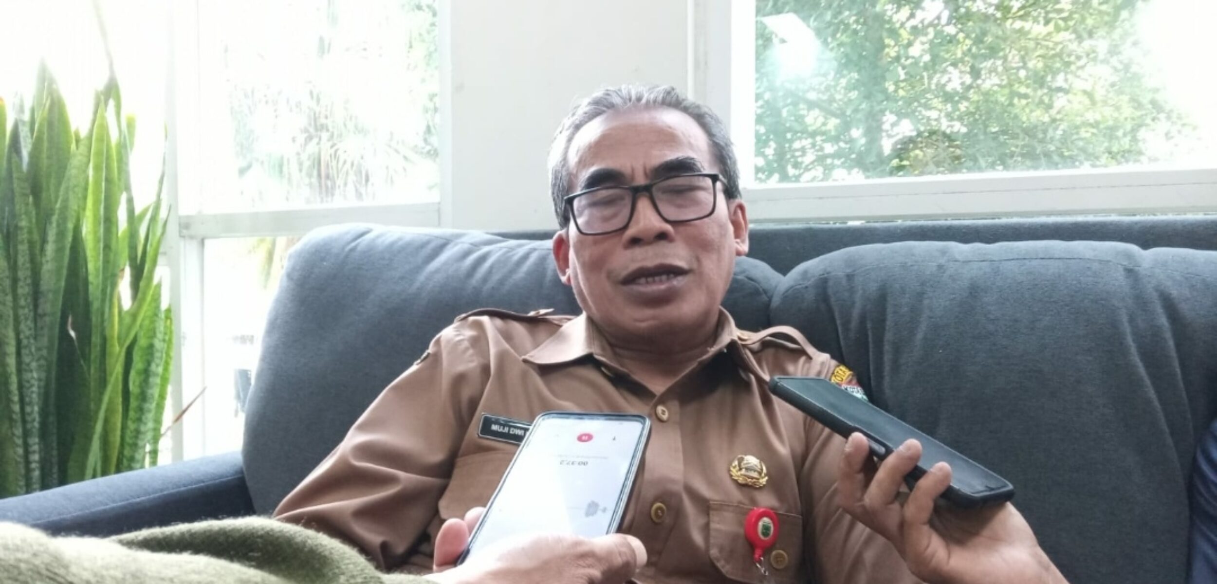 Kadis LH Pemkot Batu, Muji Dwi Leksono, saat tengah diwawancarai awak media di ruangannya. (Yan/kabarterdepan.com) 