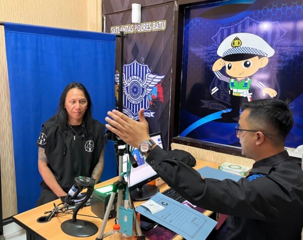 Puas dengan Layanan SIM Polres Batu, Roy Jeconiah “Eks Vokalis Boomerang Berikan Apresiasi