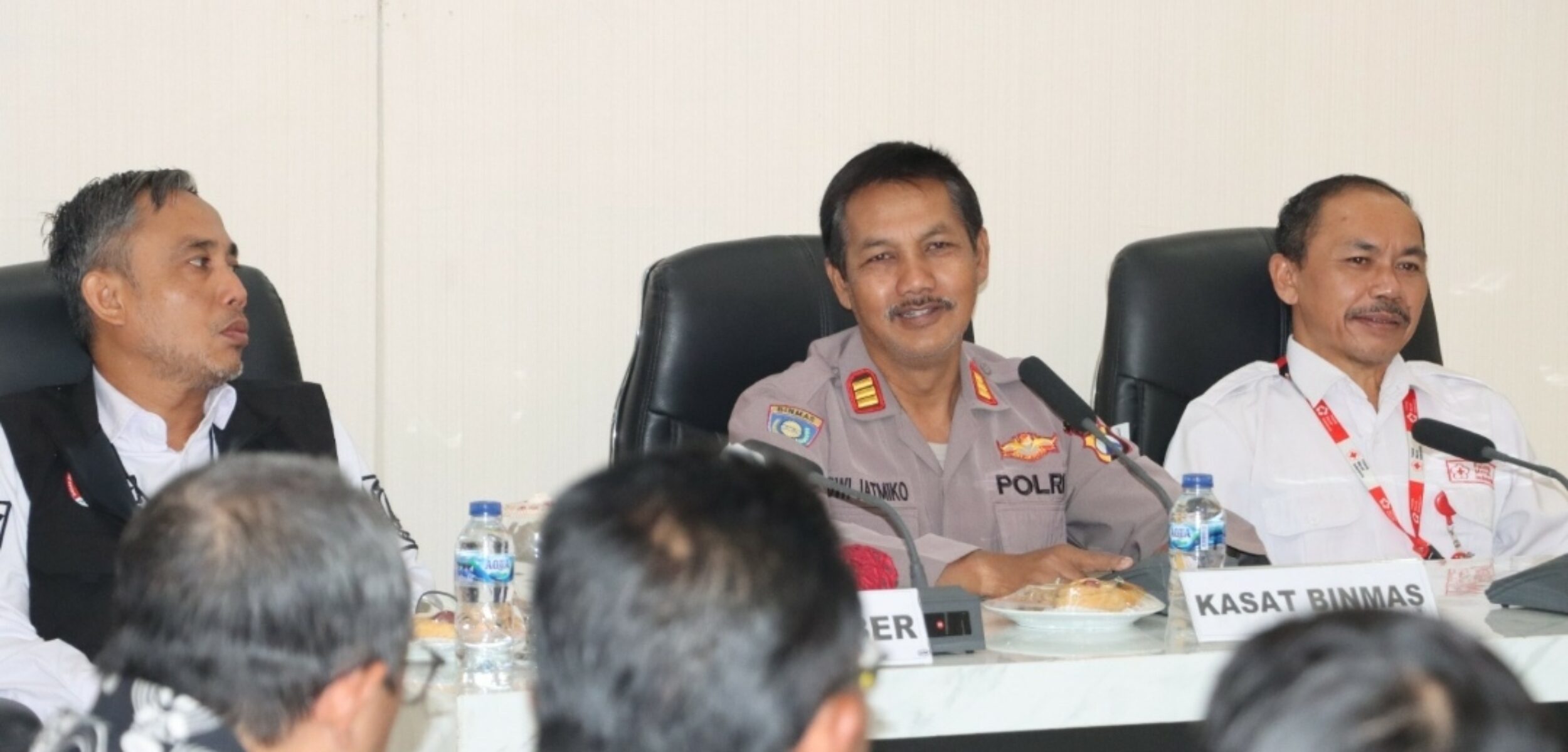 Kasat Binmas Polres Batu, AKP Dwi Jatmiko, saat tengah memberikan sambutan dalam kegiatan acara Latkatpuan Kasatkamling di Rupatama Mapolres Batu. (Yan/kabarterdepan.com)