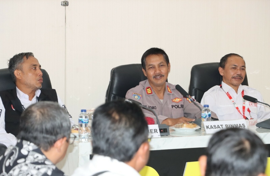 Kasat Binmas Polres Batu, AKP Dwi Jatmiko, saat tengah memberikan sambutan dalam kegiatan acara Latkatpuan Kasatkamling di Rupatama Mapolres Batu. (Yan/kabarterdepan.com)