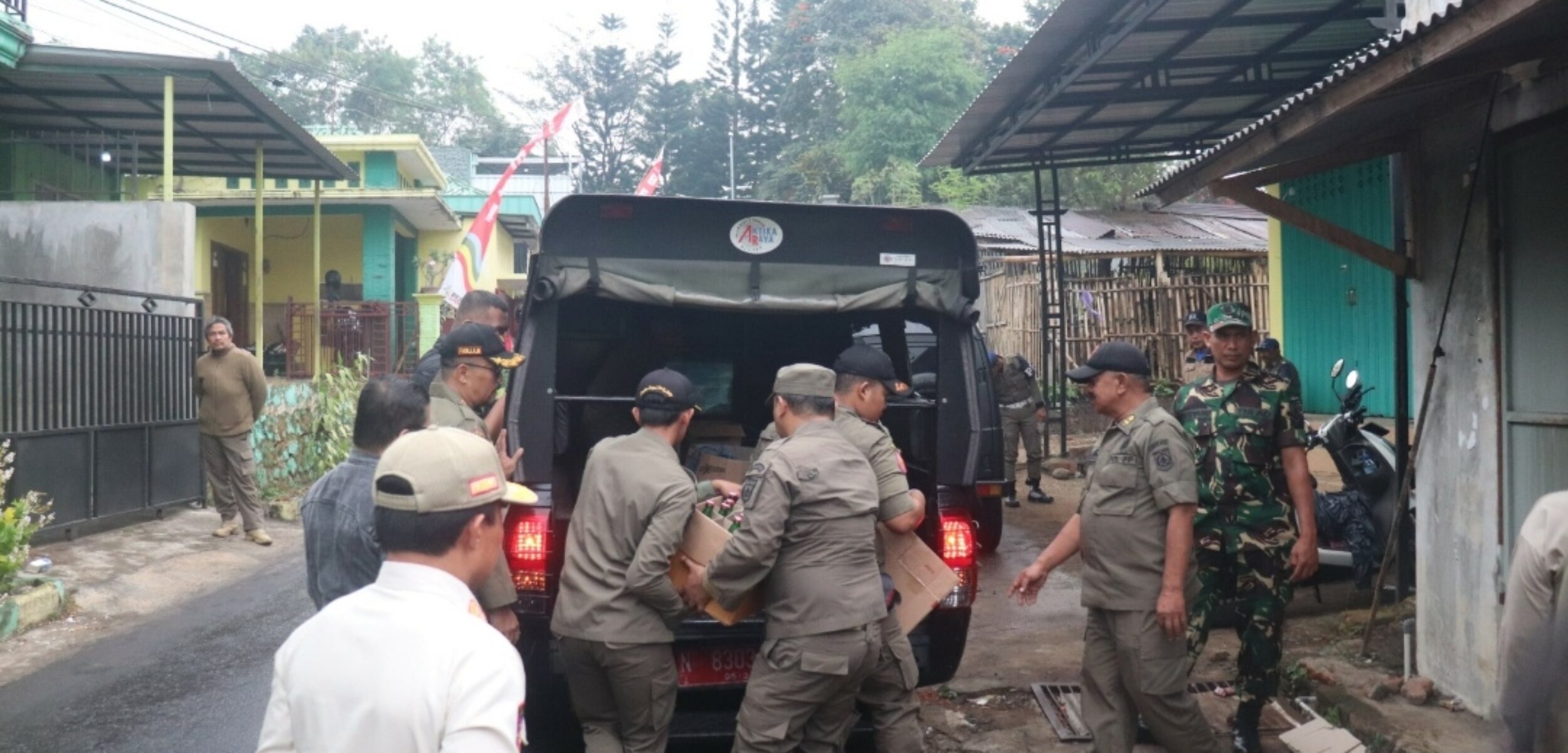 Kasatpol PP Pemkot Batu bersama Tim Gabungan yang terdiri dari TNI-Polri, saat tengah menyita Miras ilegal. (Yan/kabarterdepan.com) 