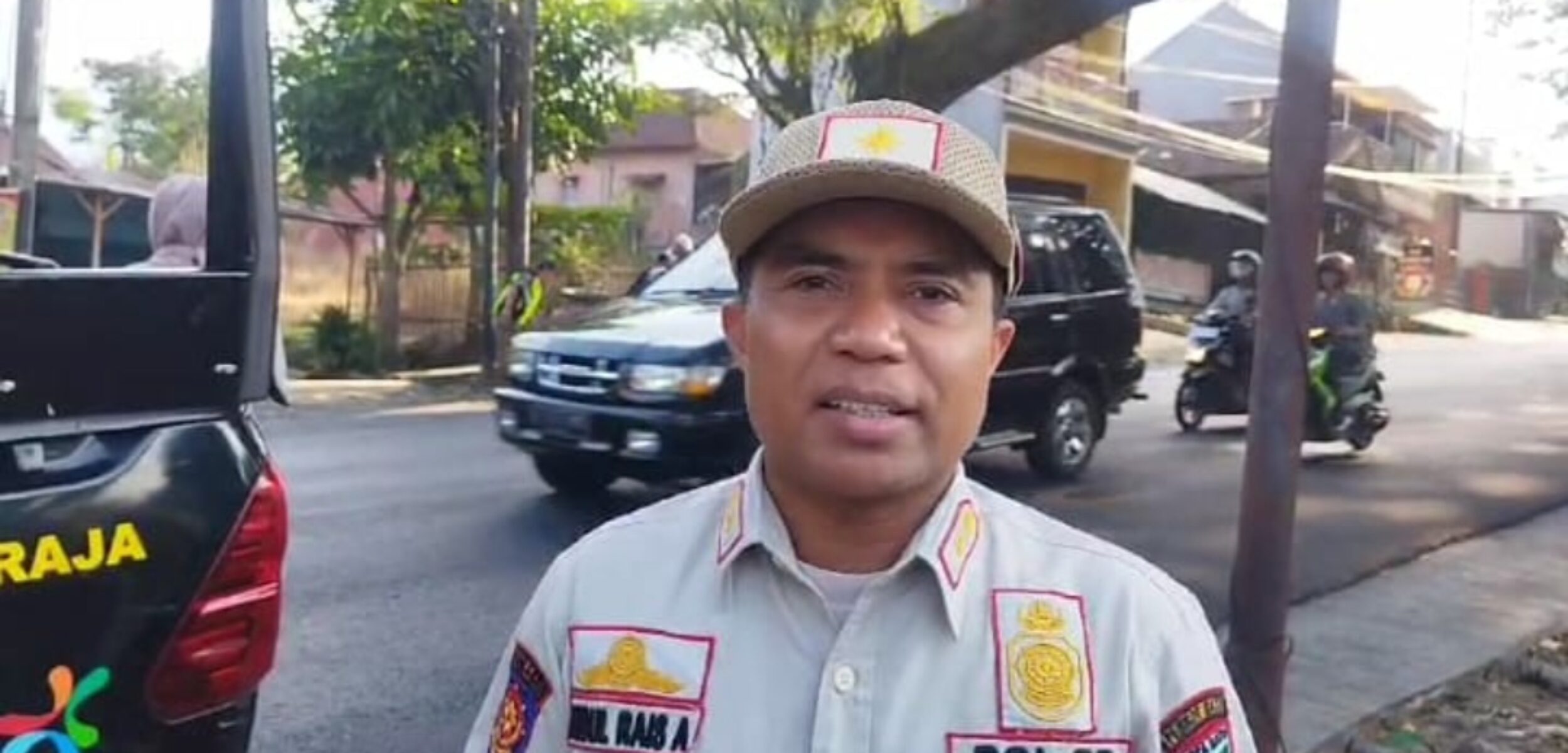 Kasatpol PP Pemkot Batu Abdul Rais, saat tengah diwawancarai awak media. (Yan/kabarterdepan.com) 