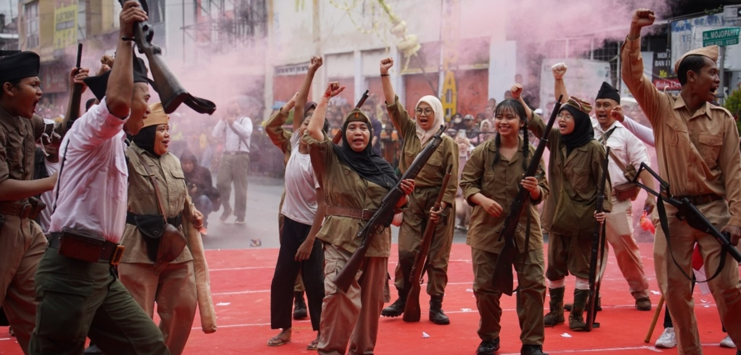 Keseruan Kirab Mojobangkit Kota Mojokerto. (Diskominfo Kota Mojobangkit)