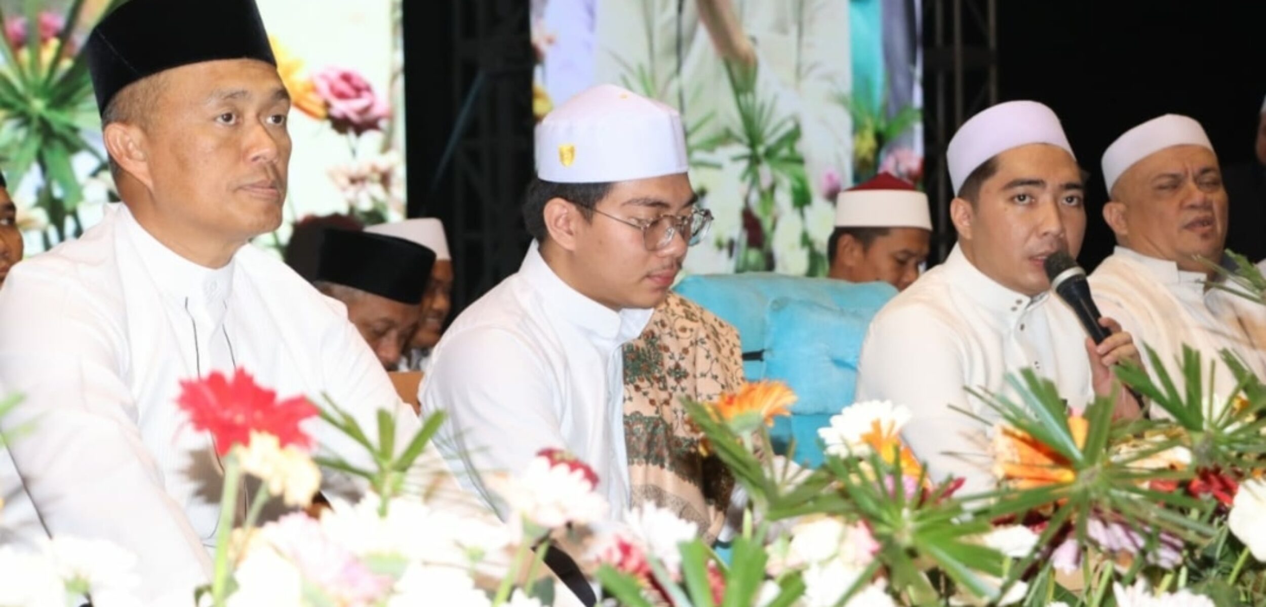 Kapolda Jatim Irjen Pol. Drs. Imam Sugianto, M.Si saat menghadiri Haul ke-10 KH. Abdurrochim bin Achmad Syadzily. (Yan/kabarerdepan.com)